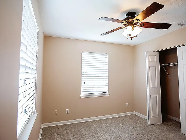301 Lakeside Dr — Photo 10