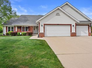 2038 W Hope Ln, Oak Creek, WI 53154