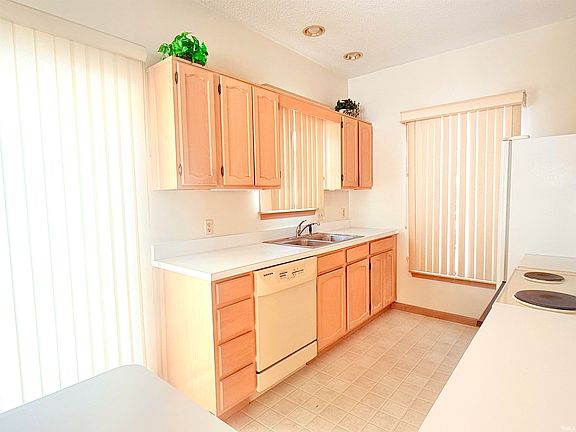 4th image of 2151 W Woodview Dr