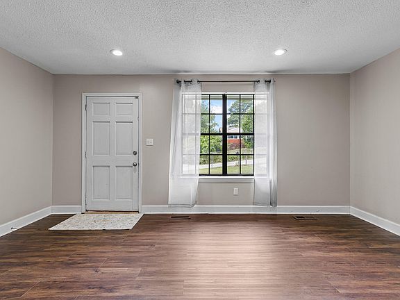 4th image of 4814 Basswood Dr