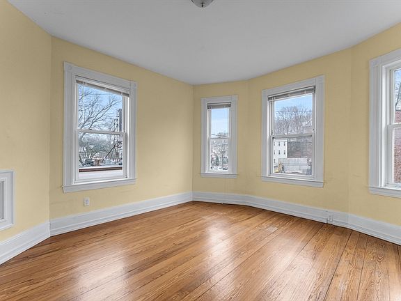 4th image of 571 Washington St #2