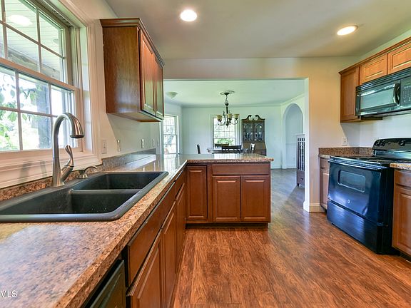 4th image of 605 Plummer Road