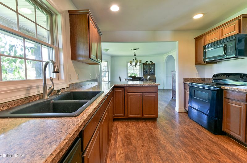 4th image of 605 Plummer Road