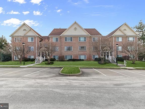 3rd image of 413 Rockfleet Rd Unit 201