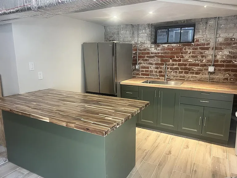 2905 Parkwood Ave #BASEMENT — Photo 1
