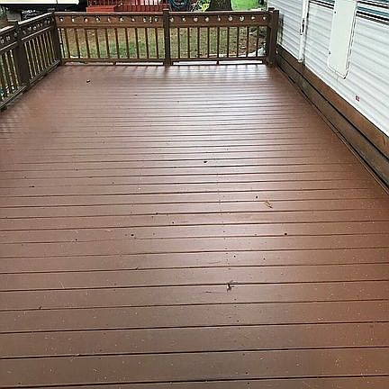 Well maintained deck