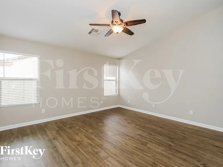1610 E Desert Ln — Photo 10