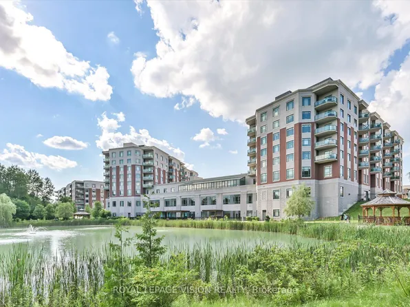 440 William Graham Dr #403, Aurora, ON L4G 1X5