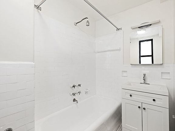3rd image of 301 E 21st St #12G