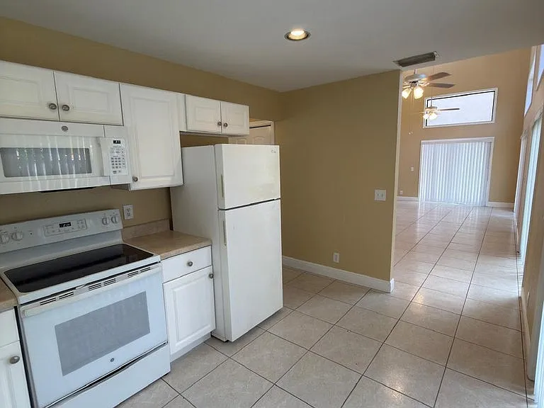 13769 Yarmouth Dr — Photo 29