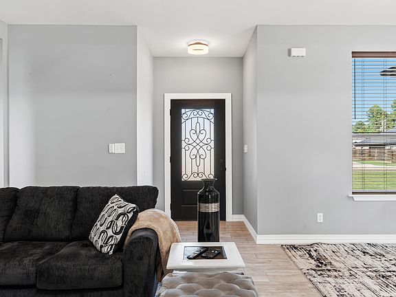 3rd image of 454 Ann St