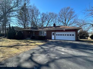 26 James Dr, Loudonville, NY 12211
