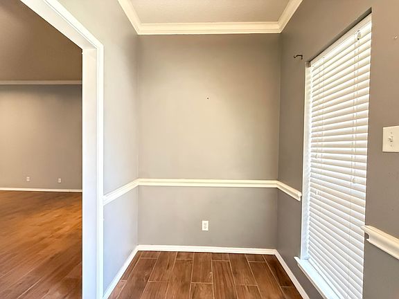 5th image of 4929 Royal Oak Dr