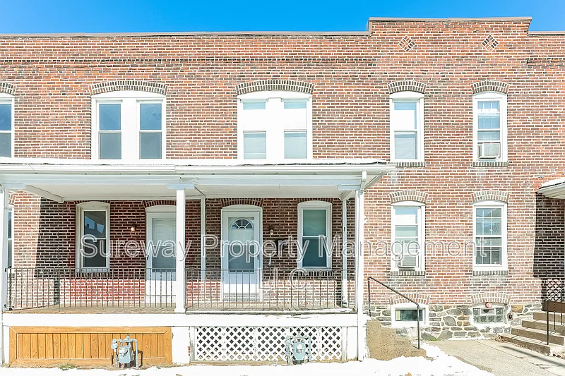 8 W 8th St