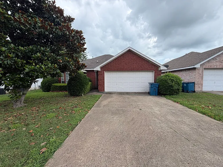 512 Starling Dr — Photo 1