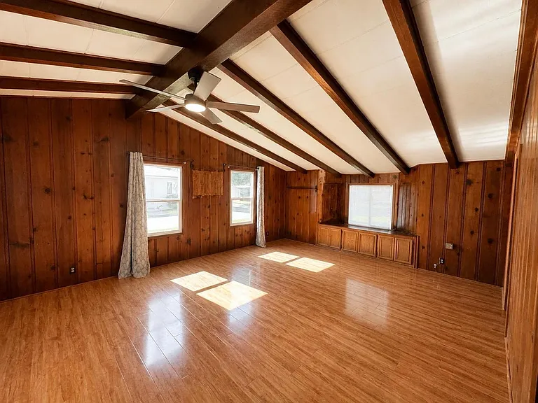 468 Jeffries Ave — Photo 8