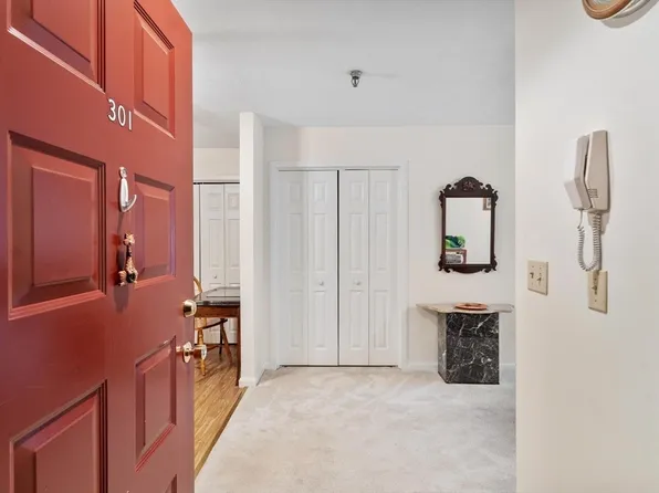 21 Dallas Dr APT 301, Dracut, MA 01826