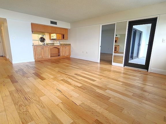 3rd image of 4141 Bayshore Blvd APT 502