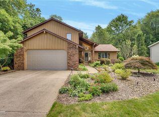6235 Sunnywood Dr, Solon, OH 44139