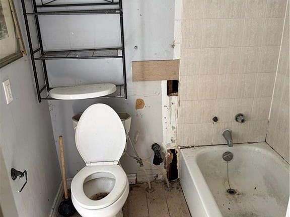 5th image of 170 1/2 Macnab St N