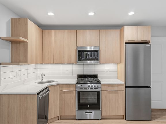 4th image of 7603 N Greenview Ave APT 101