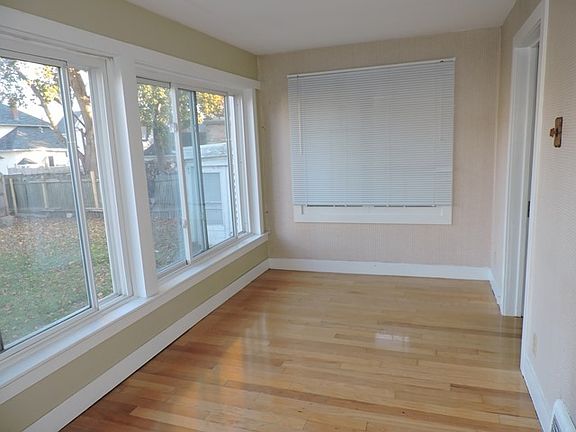 4th image of 111 N Chapel St