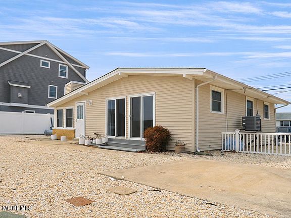 4th image of 825 Leeward Dr