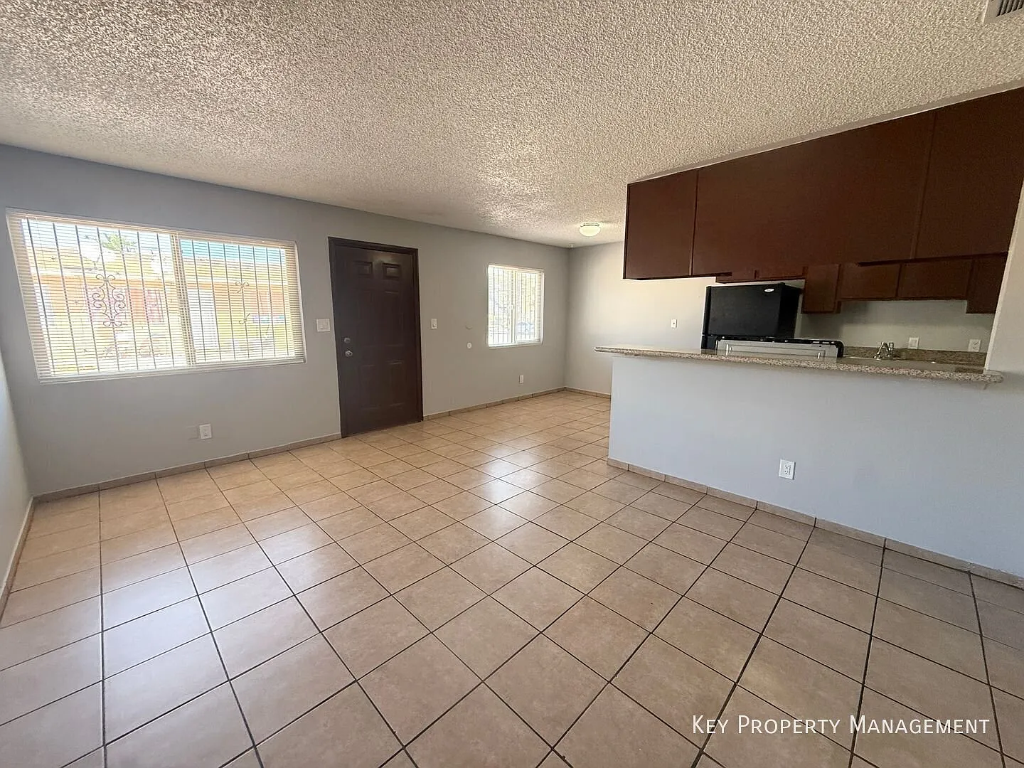 Spacious 2-Bed Oasis with Private Storage & Dedicated Parking — Photo 2