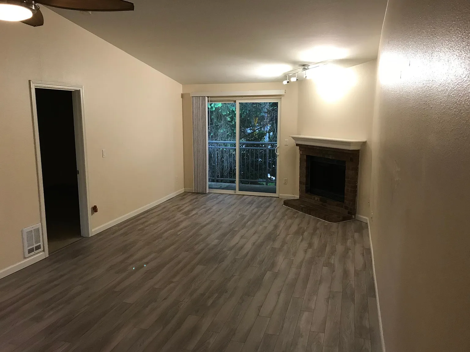 2 bed, 979 sqft, $2,600 — Photo 3