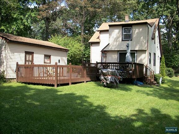 5th image of 587 Echo Glen Ave