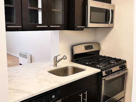 3rd image of 367 W 48th St #Pha