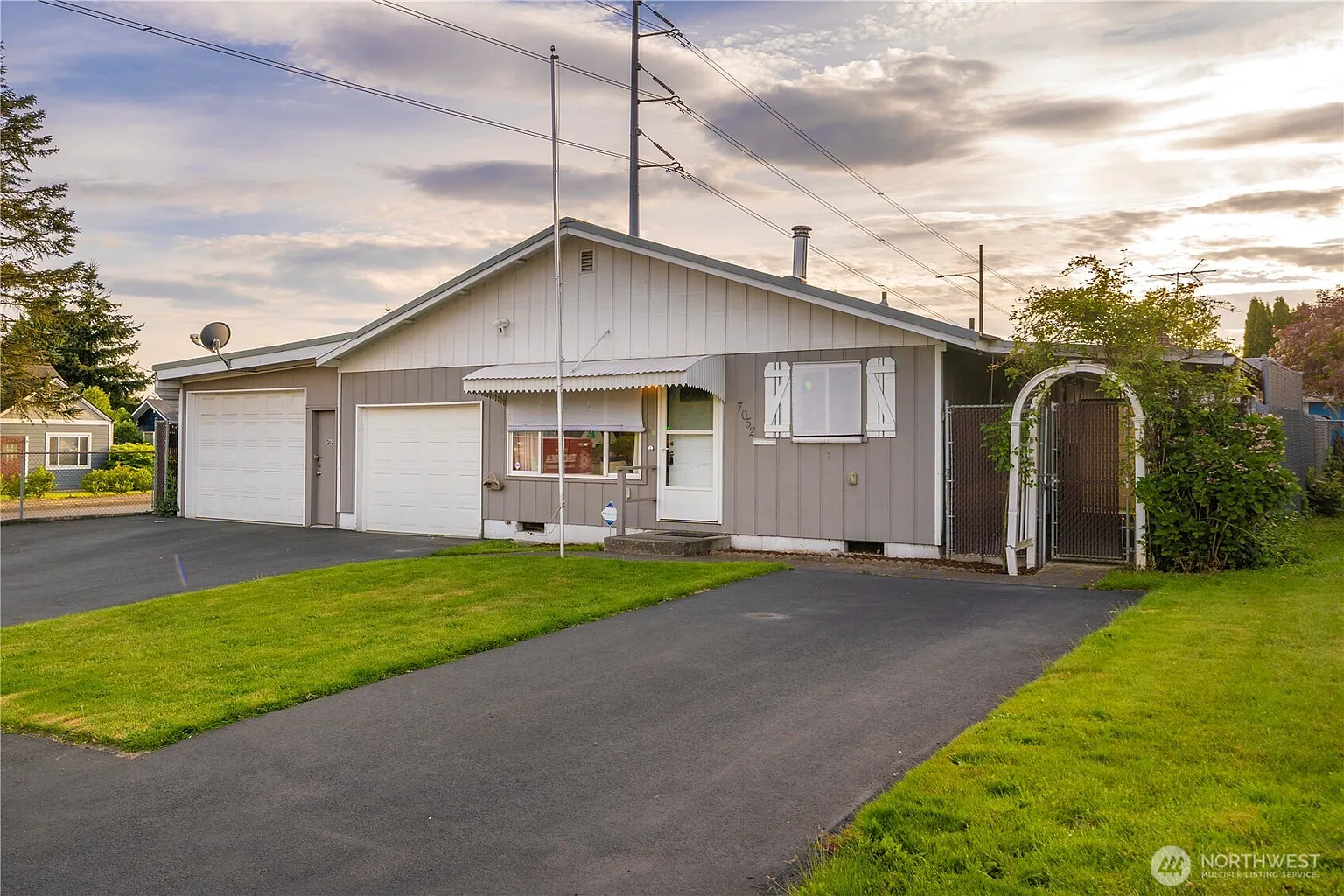 7052 S I Street photo 1