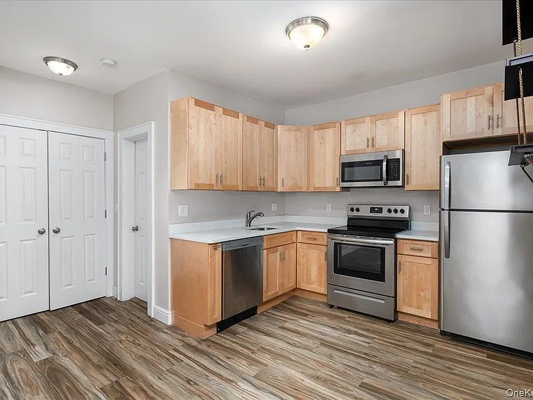 548 Warburton Ave #2E — Photo 3