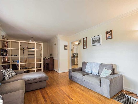 4th image of 710 Crestwood Dr