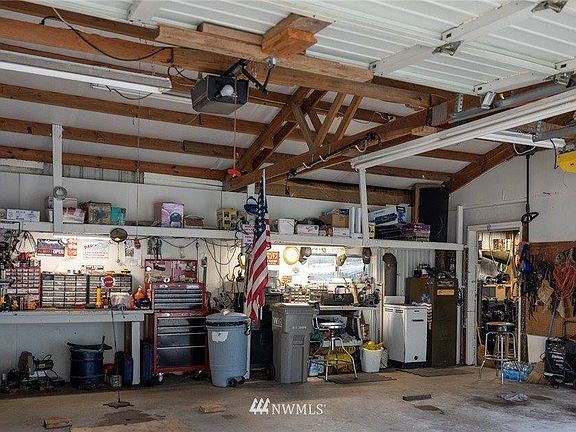 4th image of 4535 Lois Ln