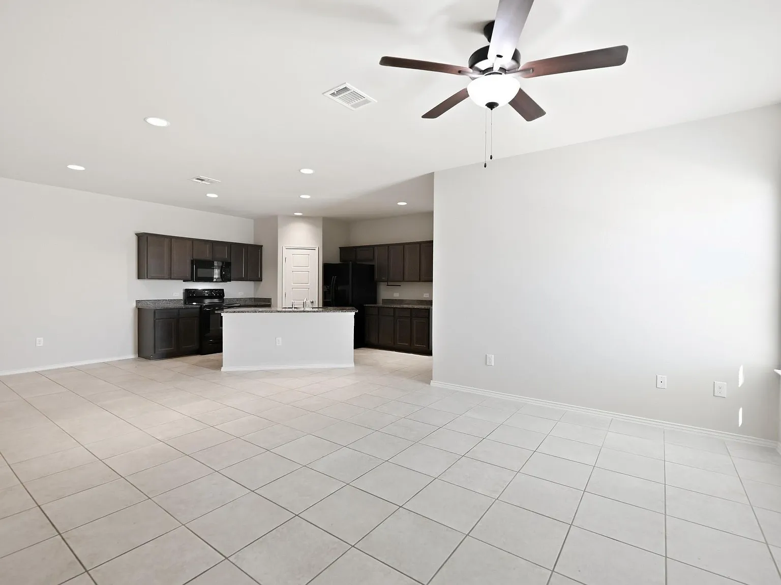 3 bed, 2.0 bath, 1325 sqft, $1,600 — Photo 3