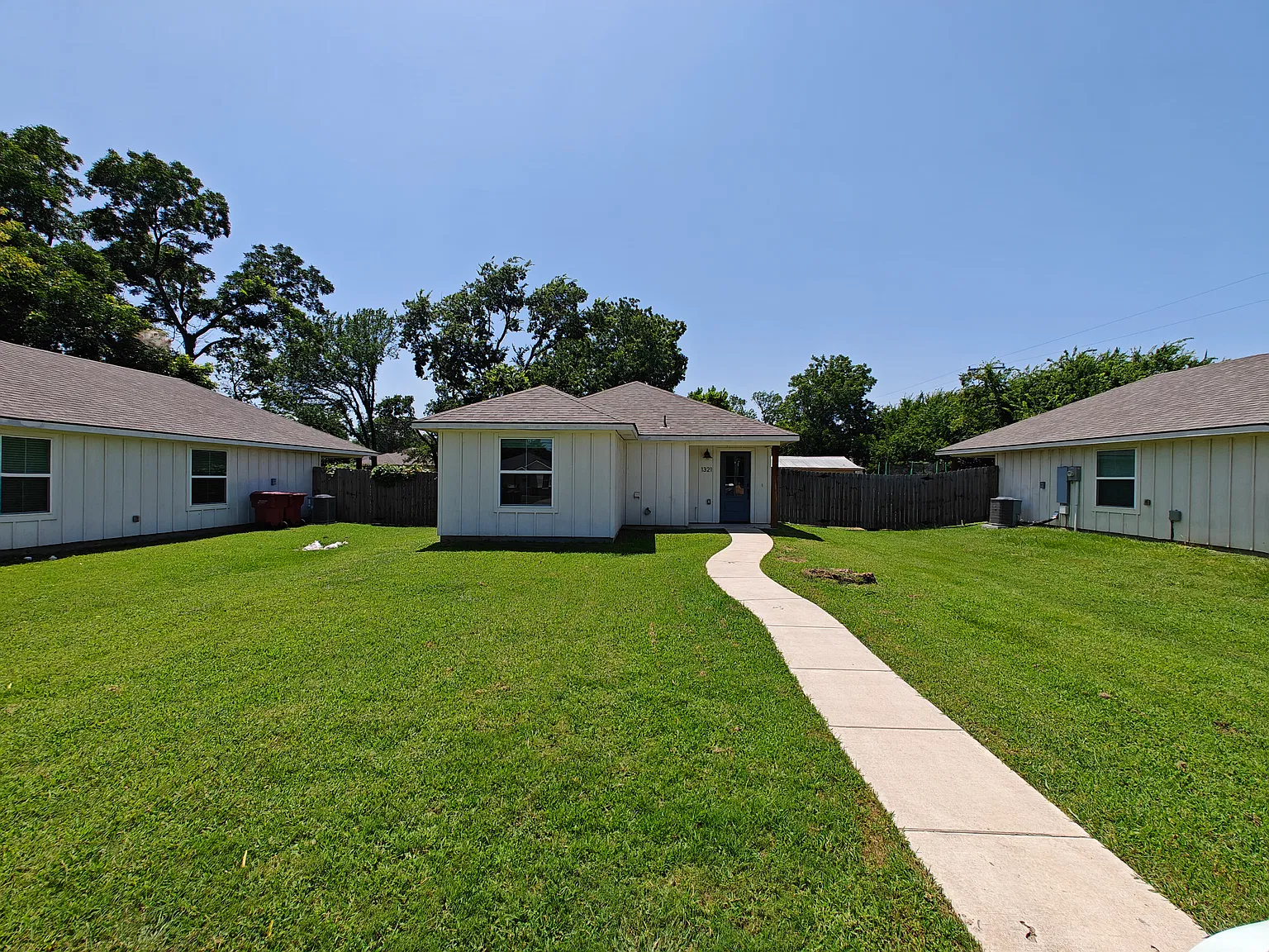 3 bed, 1215 sqft, $1,595 — Photo 1