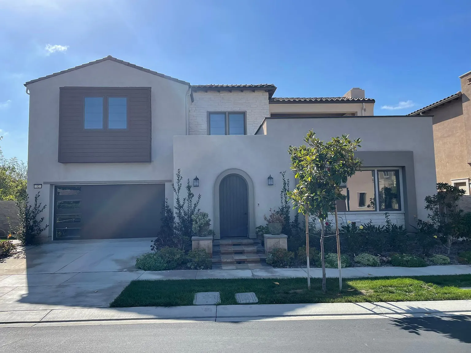 4 bed, 4.5 bath, 4916 sqft, $11,000 — Photo 1