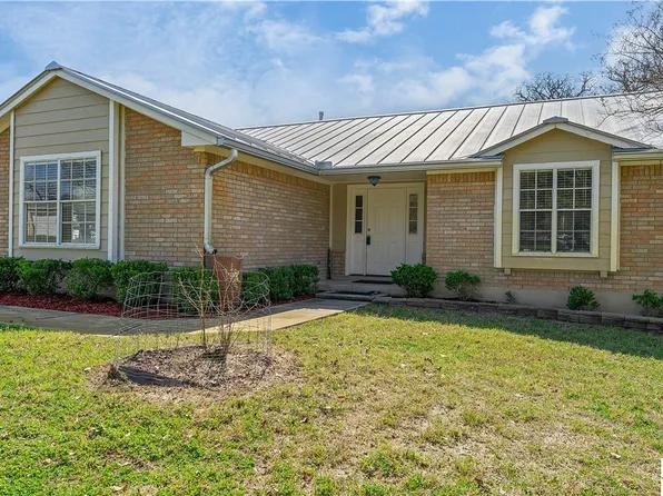 115 Sky Hawk Ln, Floresville, TX 78114