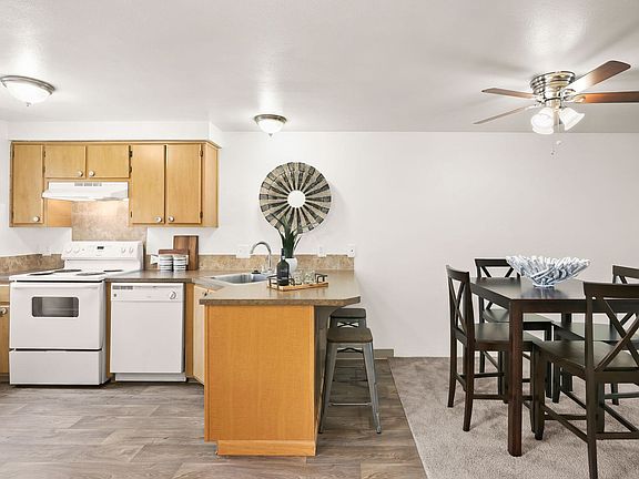 5th image of 213 NE Conifer Blvd #109M