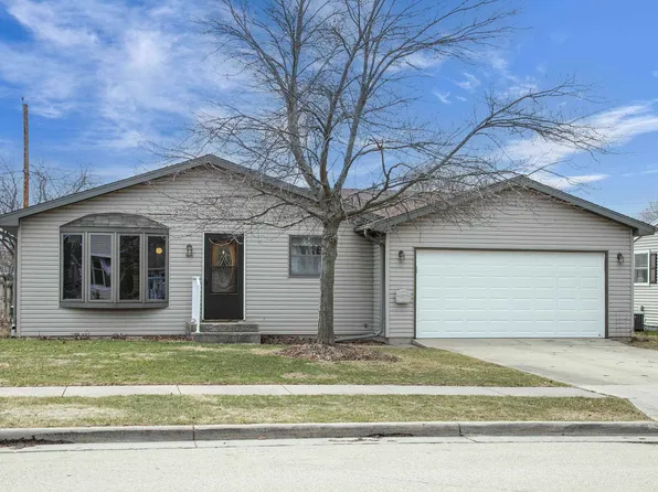 1571 Bruce St, Neenah, WI 54956