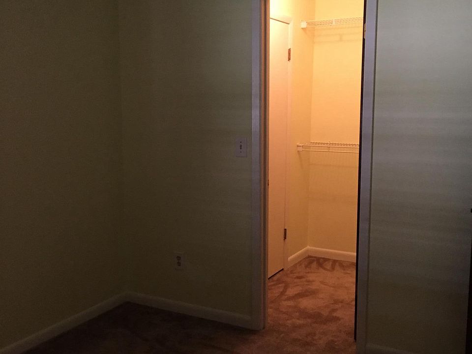 All Br have walk in closets