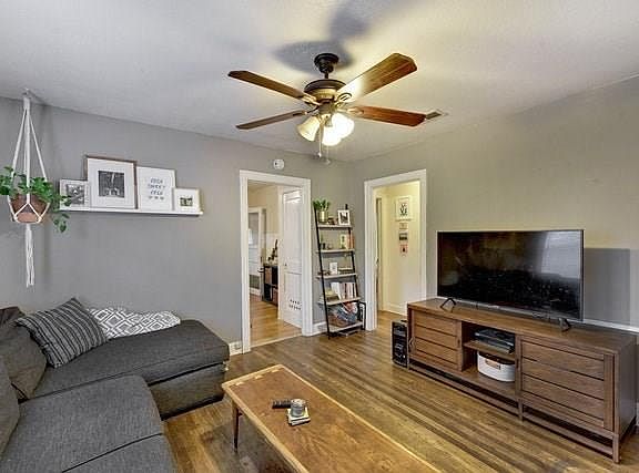 5th image of 616 W Saint Johns Ave