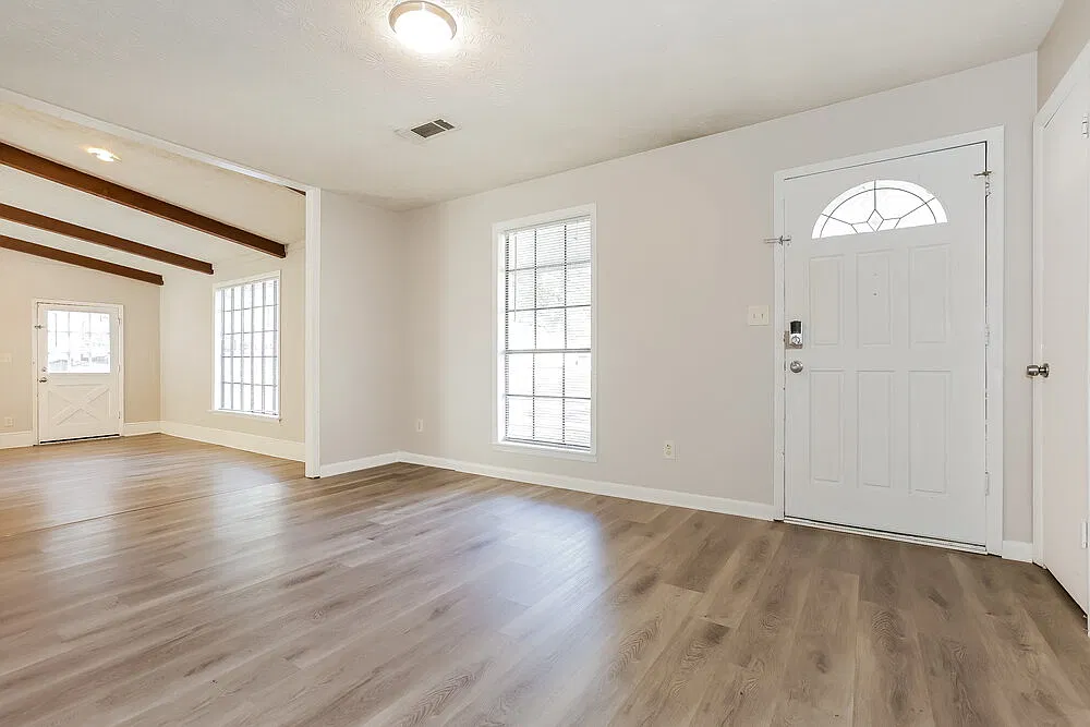 3 bed, 2.0 bath, 1690 sqft, $2,430 — Photo 3
