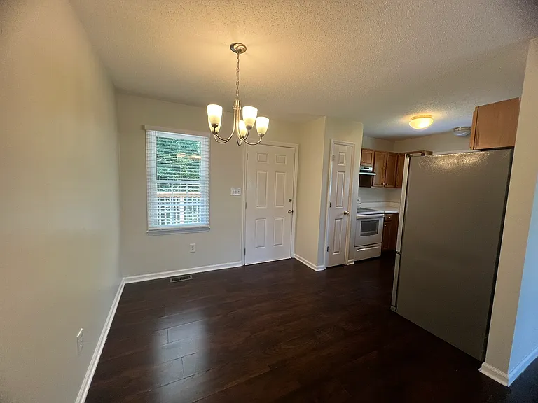 500 Chinaberry Ln — Photo 6