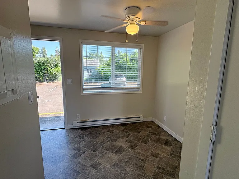 C2402 - Maple Court Apartments — Photo 23