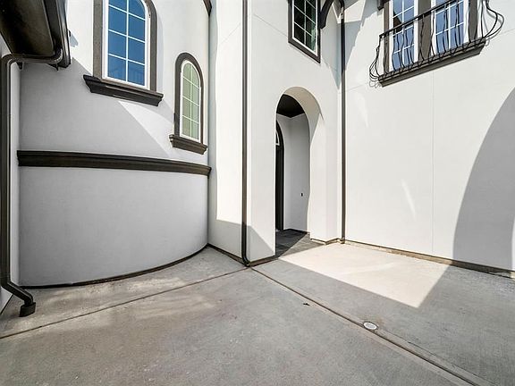 3rd image of 10003 Oakwood Trl