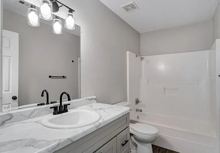 1138 E Walnut St #5 — Photo 10