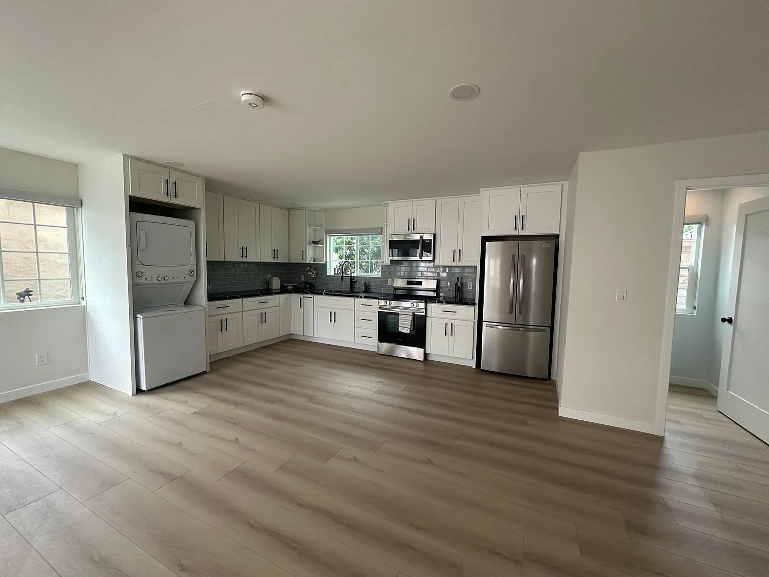 3 bed, 3.5 bath, 1200 sqft, $4,200 — Photo 4