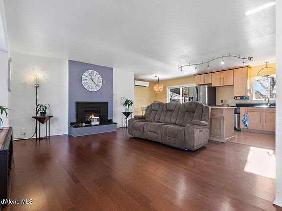 4th image of 3460 E 22nd Ave